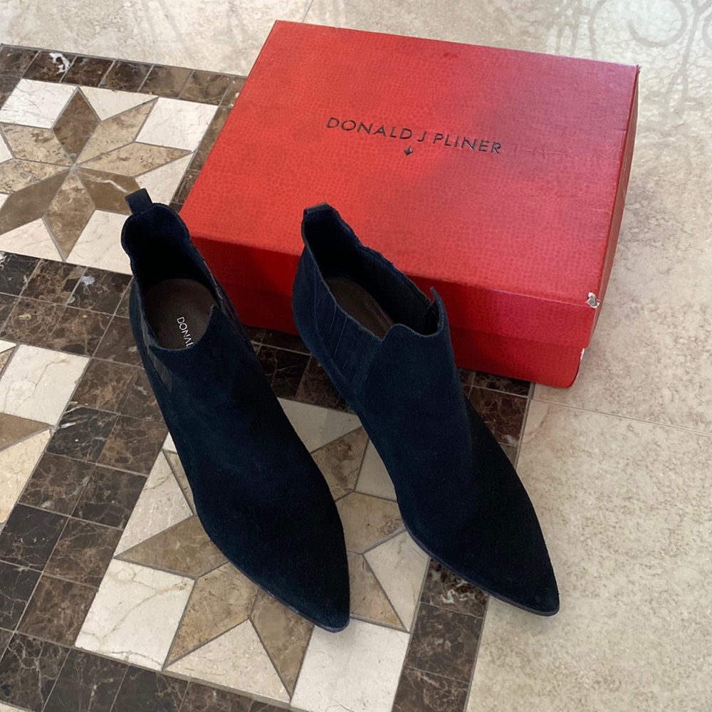 Excellent perfect condition. Smoke and pet free home. Gorgeous on.